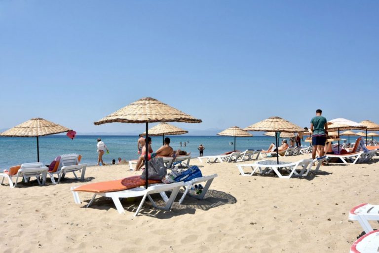 Sarımsaklı plajında şemsiye ve şezlonglar
