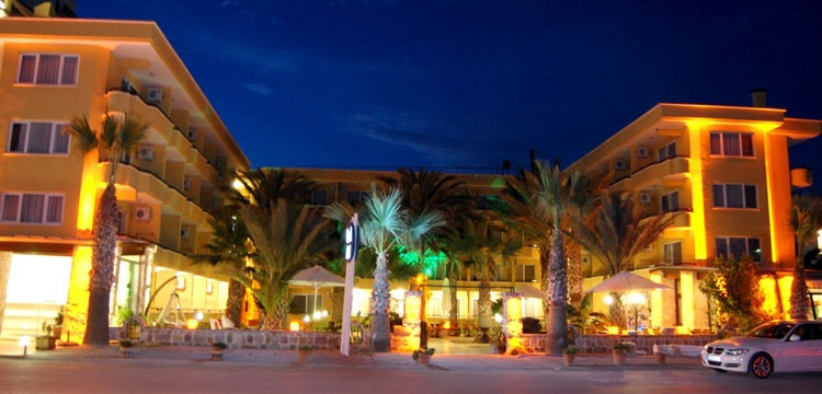 Varol Otel avlusu gece