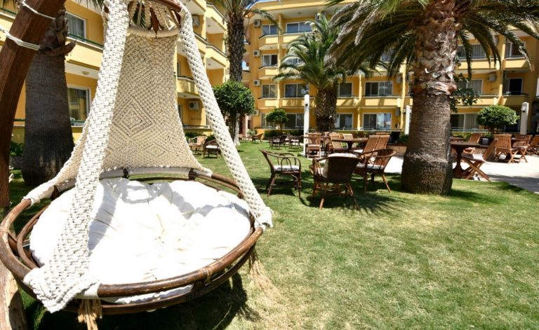 Varol Otel bahçesinde salıncak