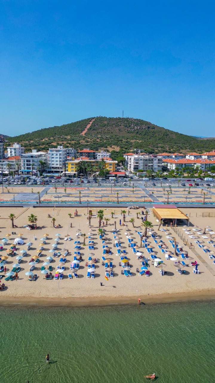 Sarımsaklı plajı ve Ayvalık tepeleri