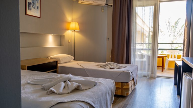 Varol Otel Standart Oda — çift ve tek kişilik yatak, balkon