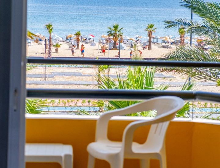 Varol Otel balkonundan Sarımsaklı plajı ve deniz manzarası