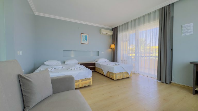 Varol Otel Deluxe Oda — çift ve tek kişilik yatak, kanepe